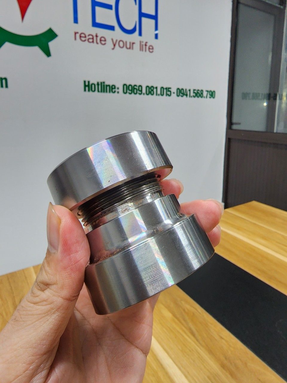 Chi tiết thép tiện có rãnh cầm trên tay - gia công mài