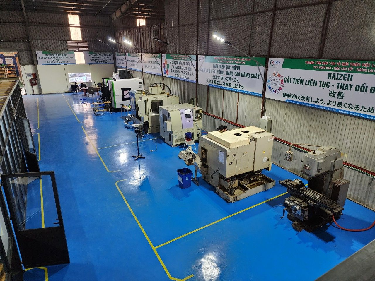 Dãy máy tiện CNC xếp dọc xưởng thực hành - máy tiện vạn năng