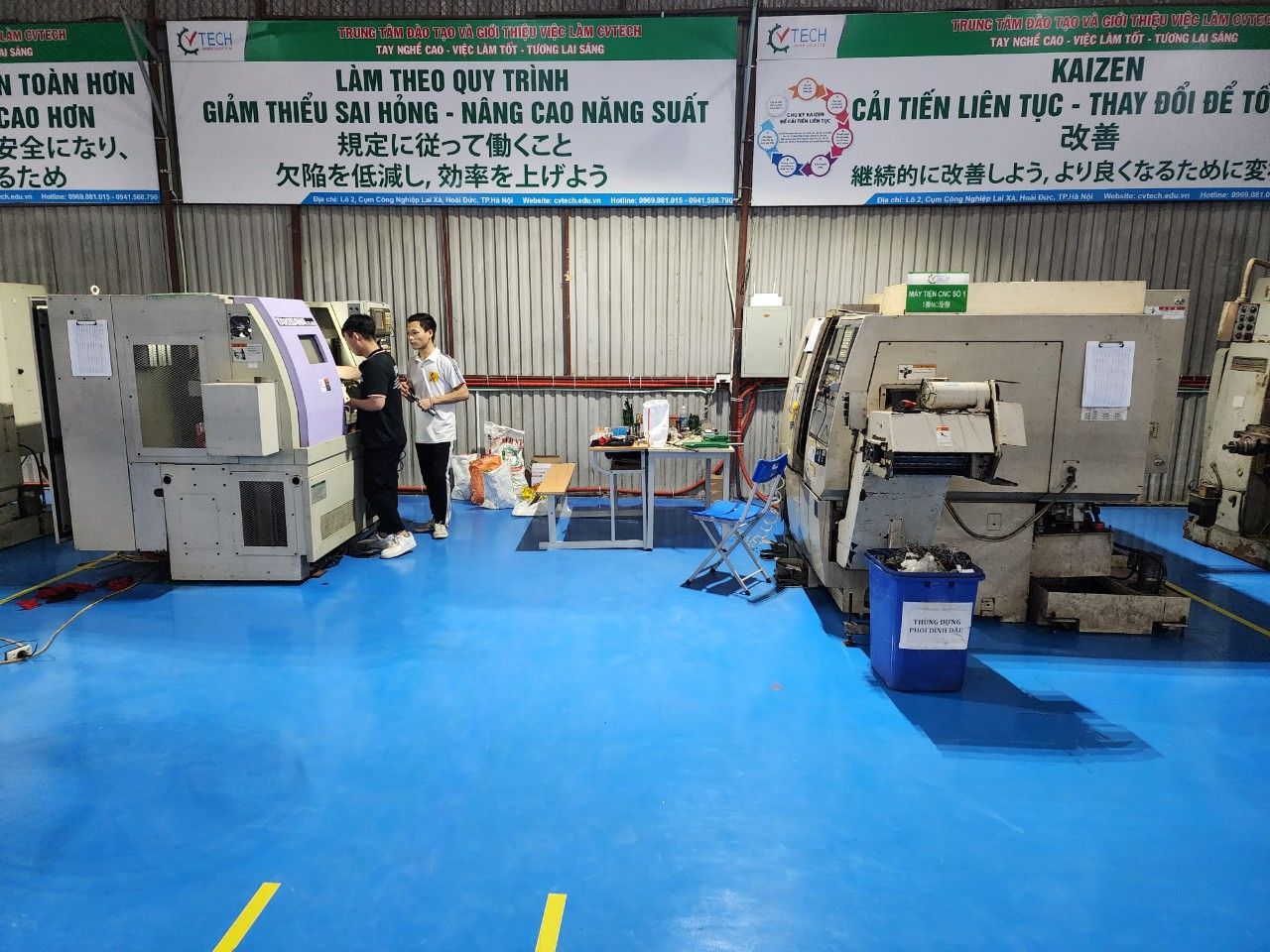 Học viên và giảng viên đứng bên máy tiện CNC - lệnh g28