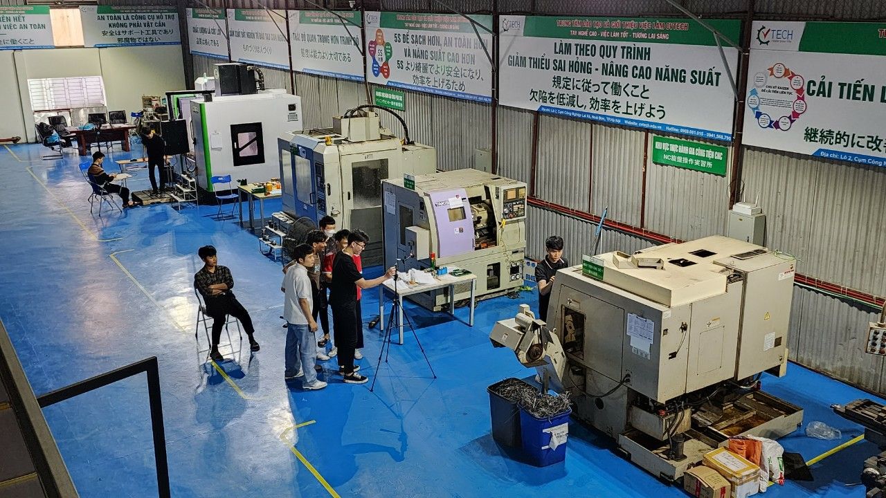 Học viên di chuyển giữa các máy tiện trong xưởng thực hành - học nghề ngắn hạn