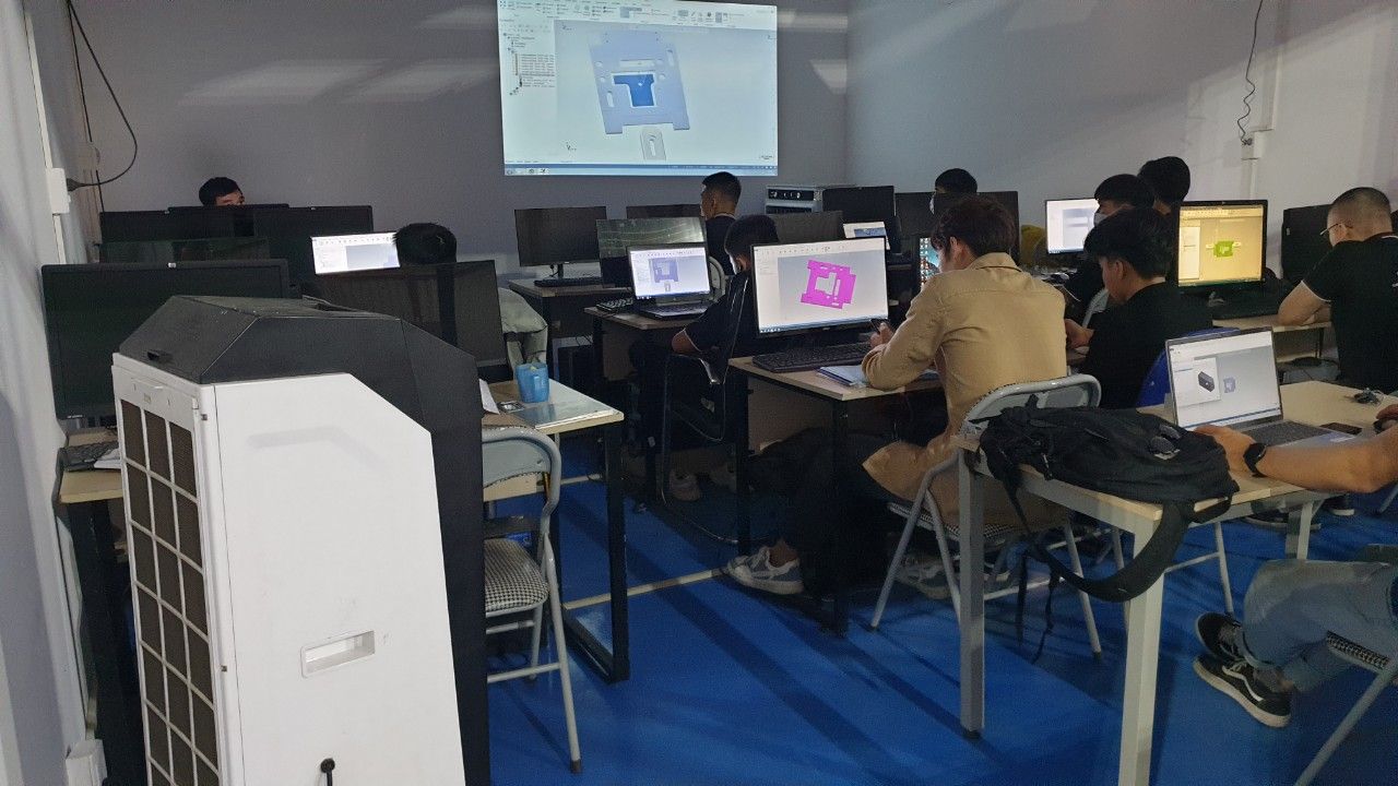 Học viên ngồi máy tính trong buổi học lập trình - cấu trúc câu lệnh nc