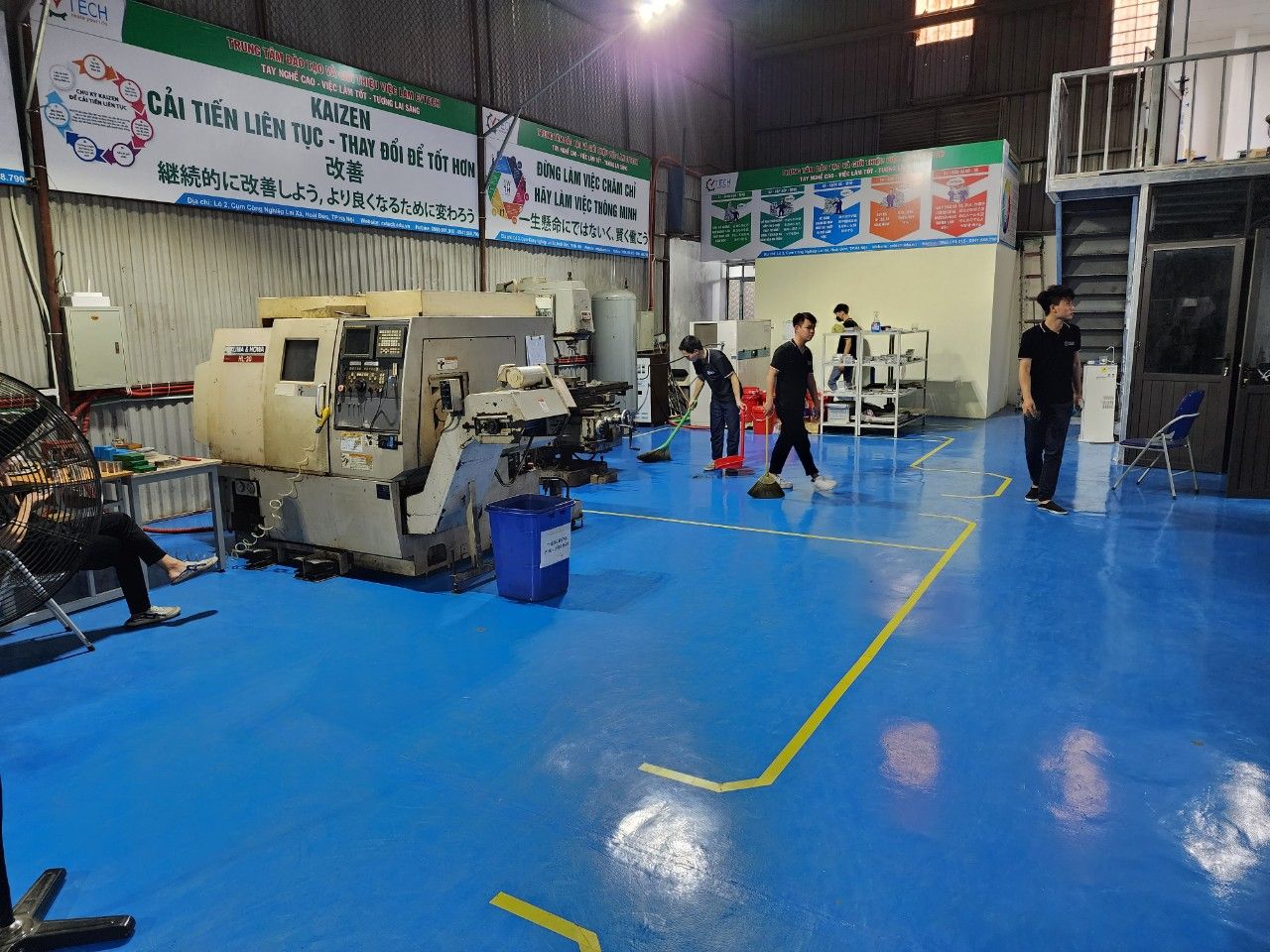 Học viên thực hành bên máy tiện CNC - vận hành máy tiện vạn năng