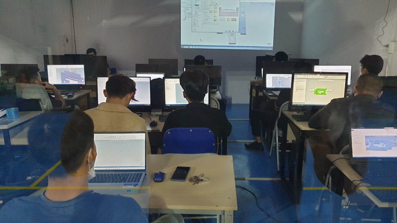 Lớp lập trình CAM trong phòng máy tính, màn chiếu hiện giao diện phần mềm - khai giảng lớp lập trình cam