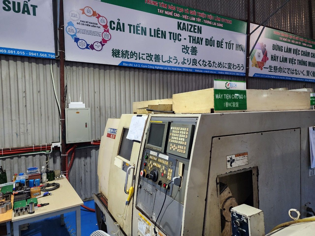 Máy tiện CNC nhìn gần, bảng điều khiển ở mặt trước máy - công nghệ tiện cnc