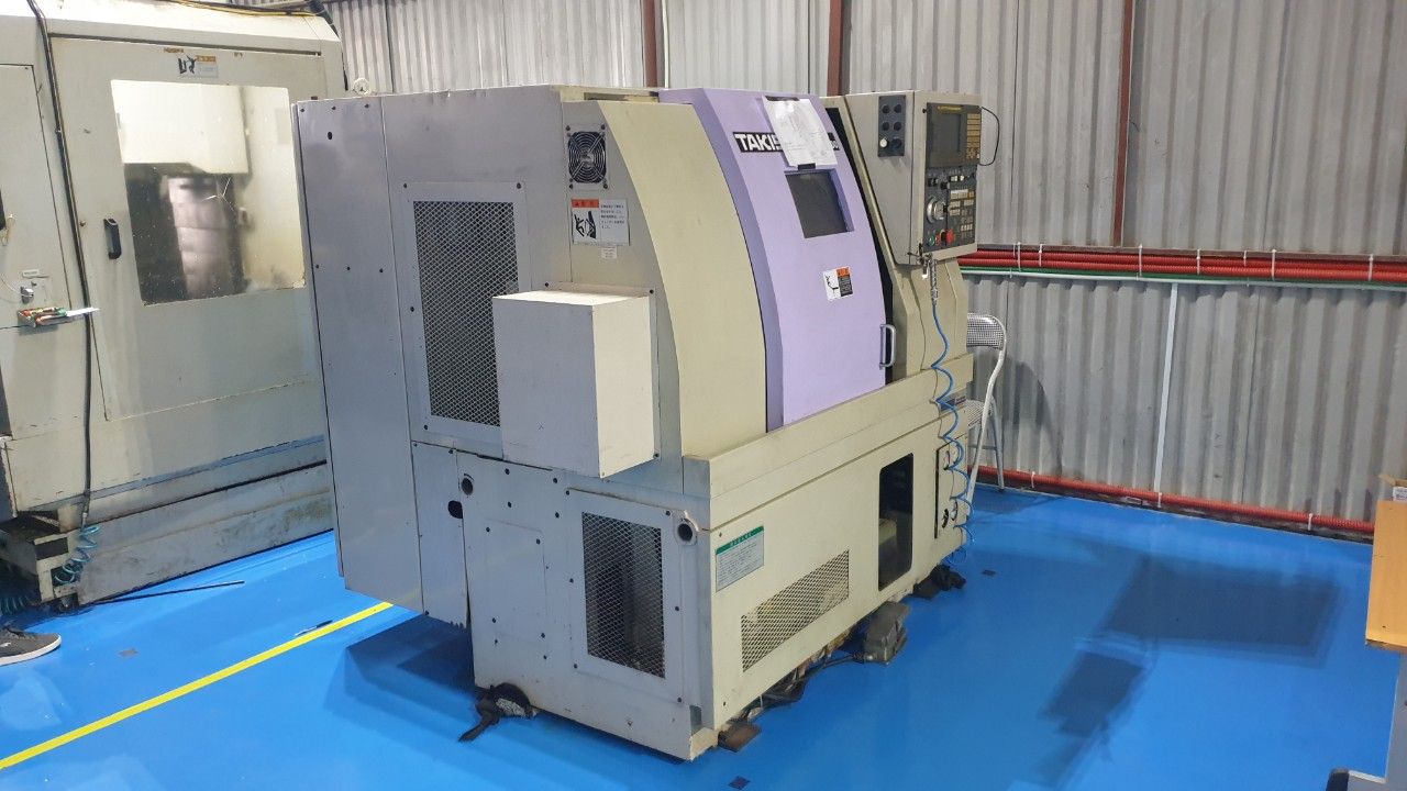 Máy tiện CNC cỡ nhỏ màu be trong xưởng - dao tiện cnc