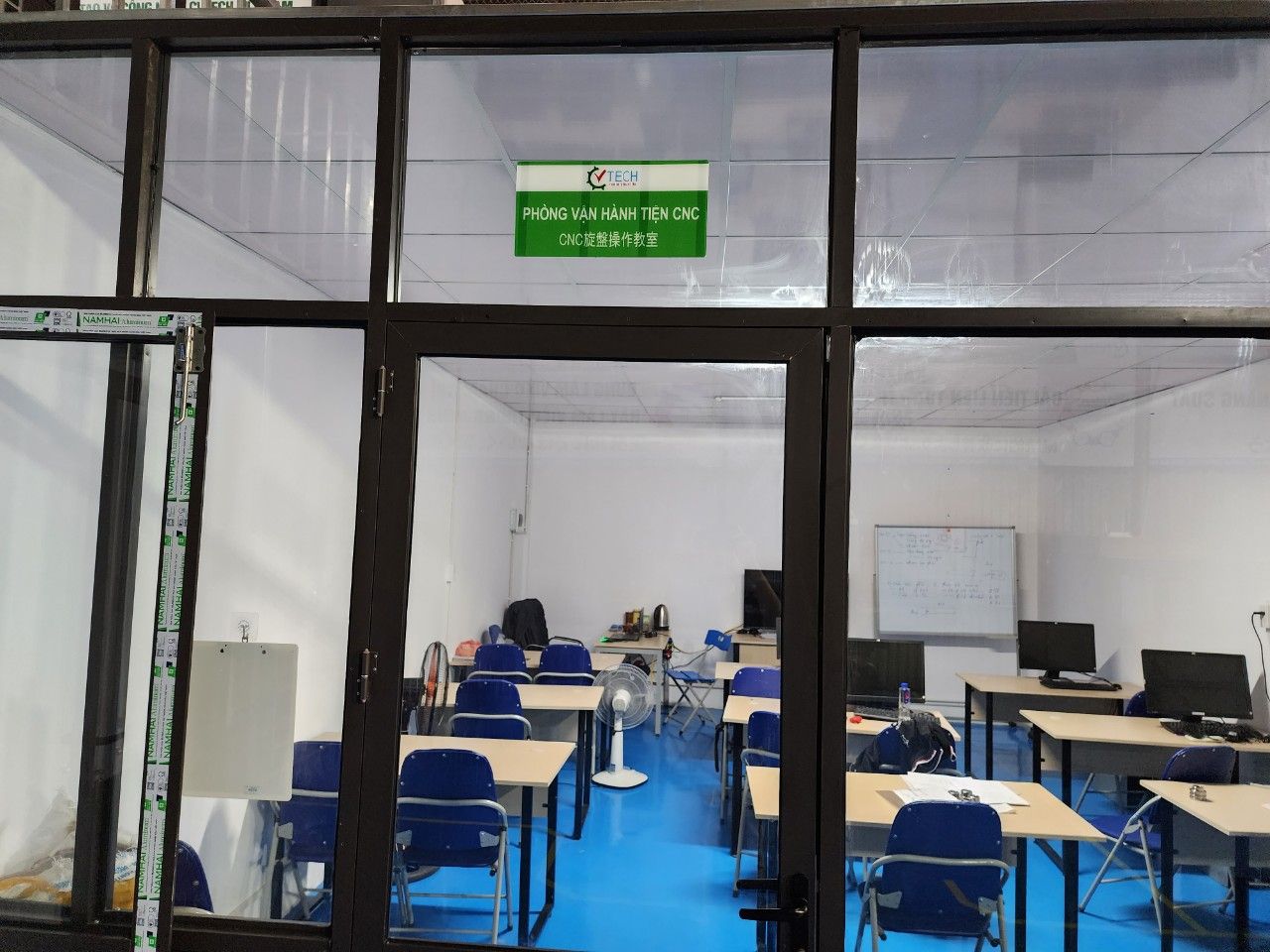 Phòng học lý thuyết có bàn ghế và bảng xanh - lớp lập trình cam chuyên sâu k64