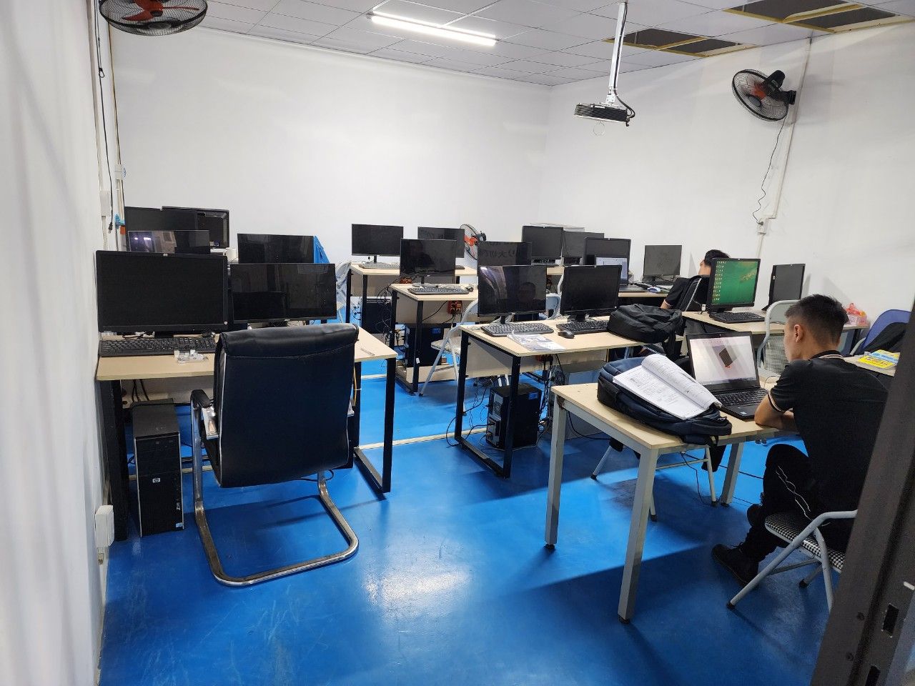 Phòng máy tính, học viên ngồi máy học lập trình CAM, máy chiếu phía sau - g90 và g91