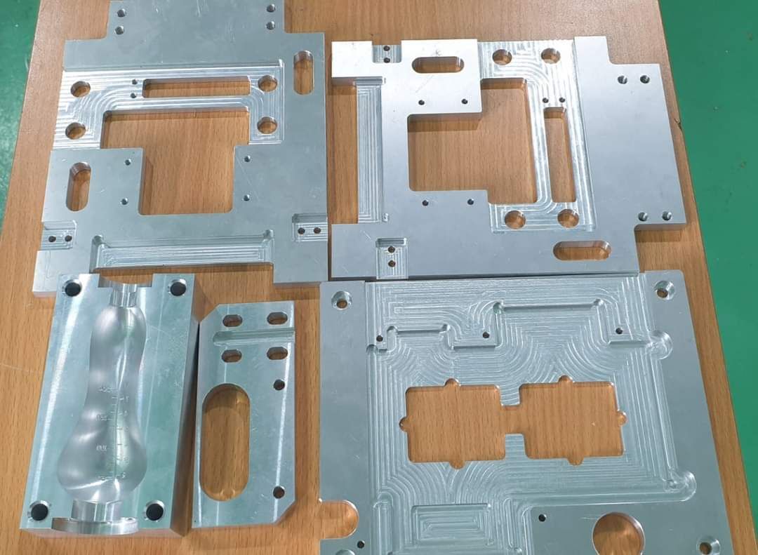 Các tấm nhôm phay với nhiều hốc và lỗ gia công chính xác - phương pháp gia công phay