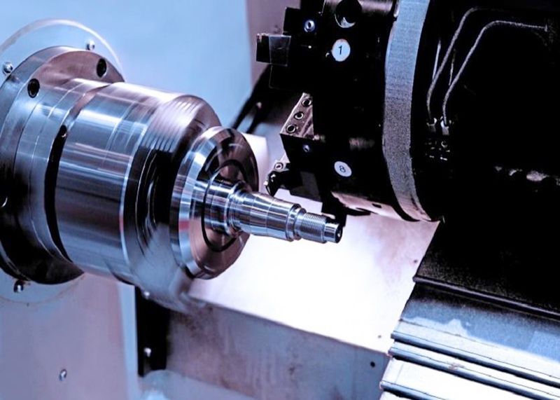Cận cảnh mâm cặp máy tiện CNC đang kẹp chi tiết thép - phụ tùng máy tiện vạn năng