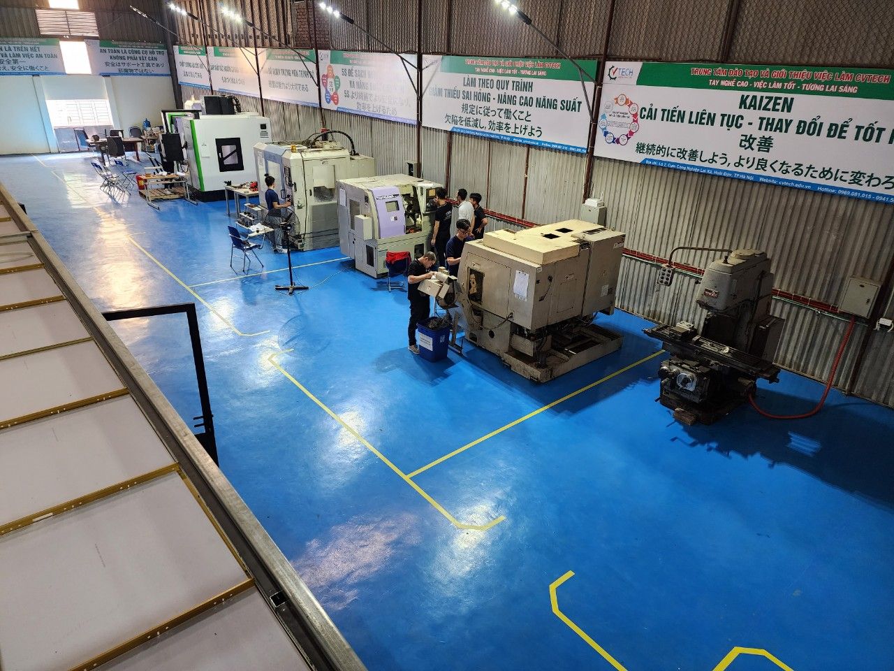 Góc nhìn từ cao xuống khu máy tiện CNC trong xưởng CVTECH - nghề gia công cơ khí cnc