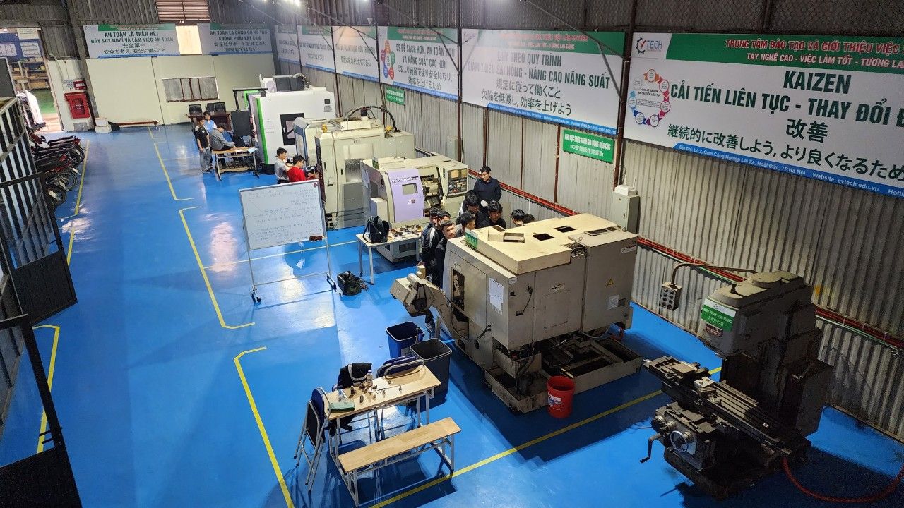 Xưởng thực hành nhìn từ trên cao, dãy máy tiện và khu thao tác - gia công cơ khí cnc