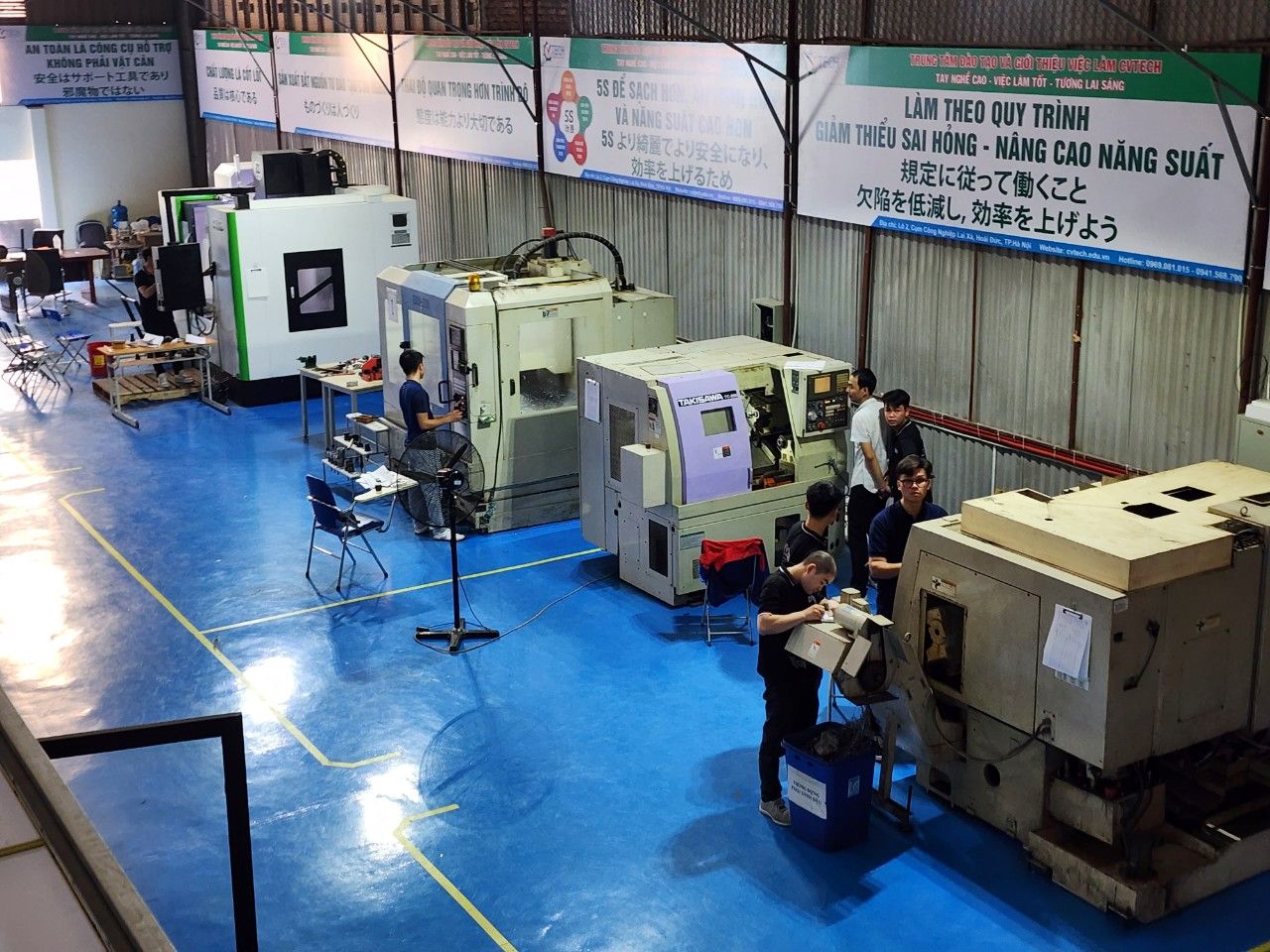 Xưởng thực hành nhìn từ trên cao, học viên làm việc bên dãy máy tiện CNC - không khí học tập tại cvtech