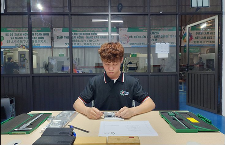 Học viên làm bài tại bàn trong xưởng