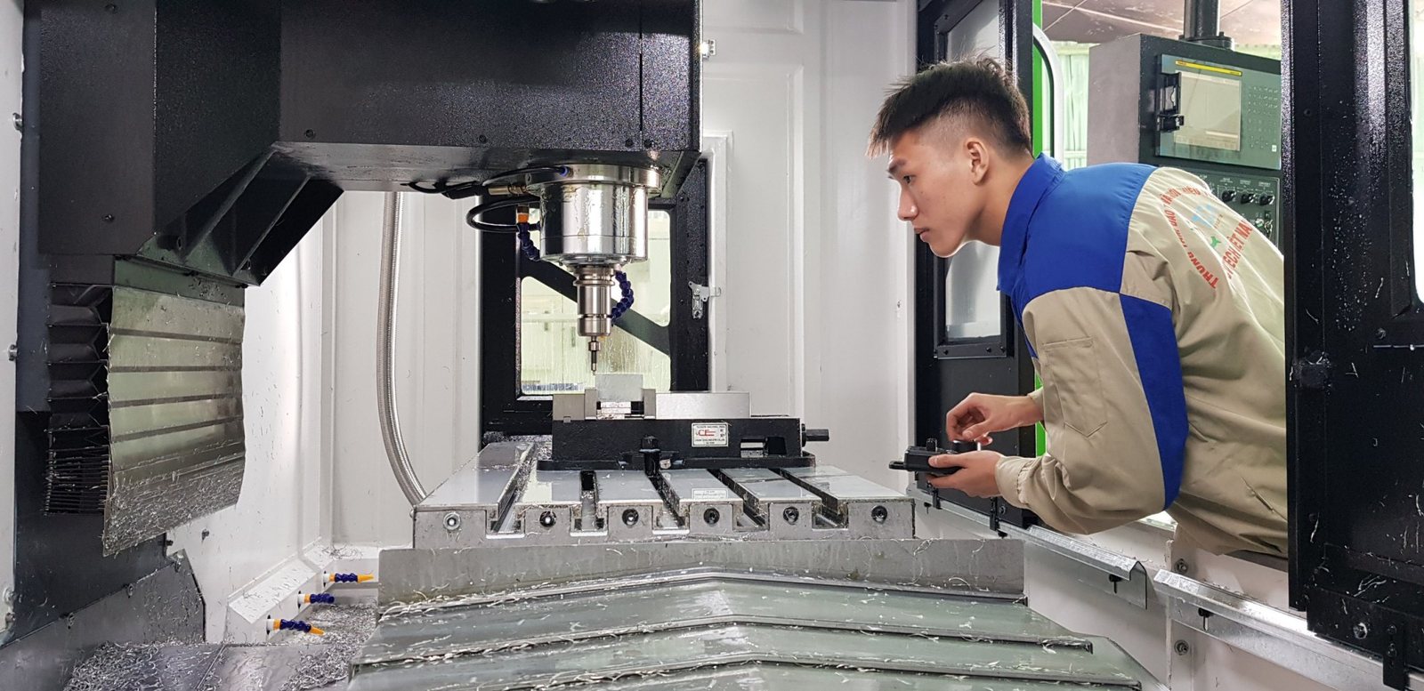 Học viên CVTECH theo dõi dao phay trong buồng máy phay CNC