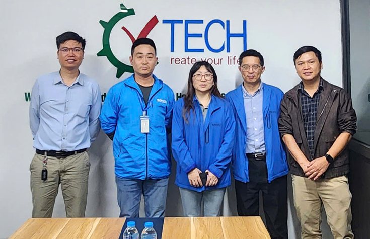 Năm cán bộ CVTECH đứng trước logo công ty