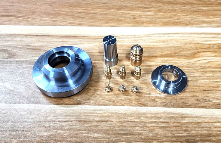 Chi tiết tiện tròn bằng thép và các chi tiết ren nhỏ