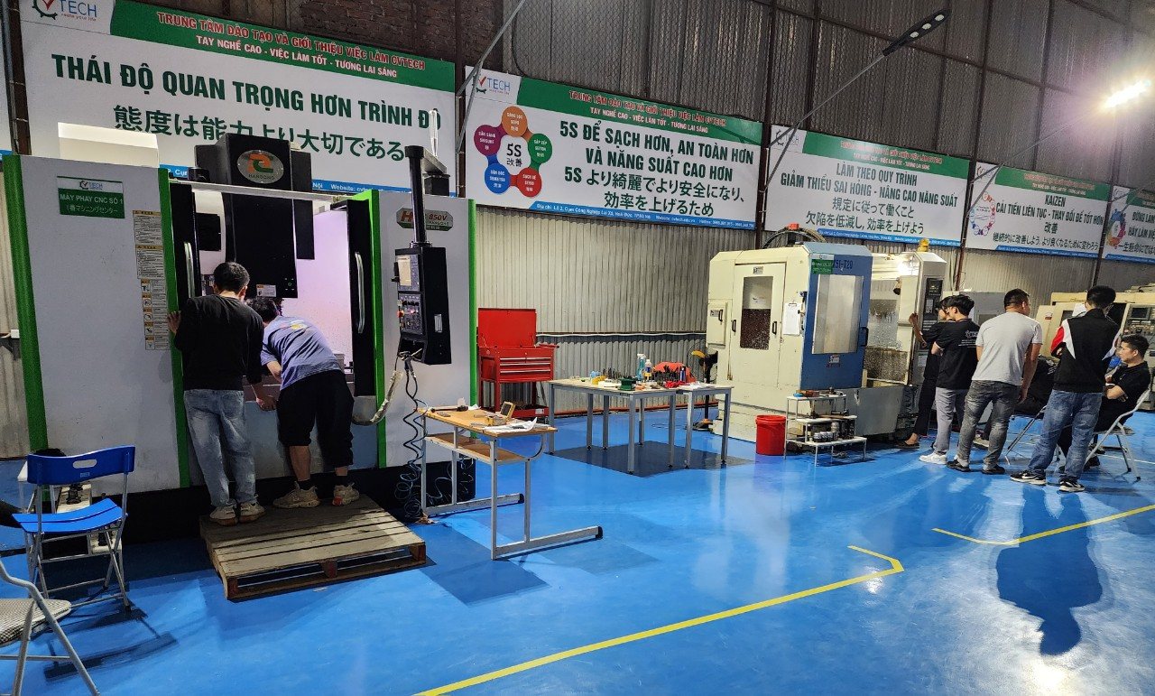 Toàn cảnh xưởng CVTECH: học viên thực hành ở máy phay và dãy máy tiện CNC - quy trình gia công sản phẩm trên máy phay cnc