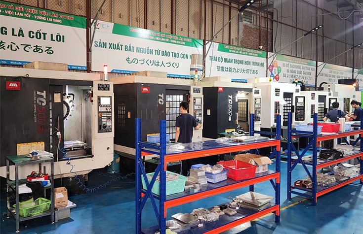 Khu gia công sản phẩm cơ khí với máy phay CNC và kệ phôi
