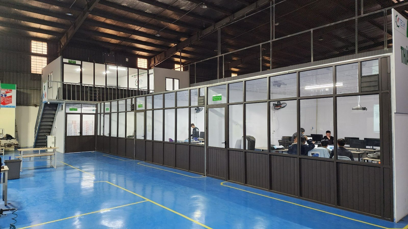 Dãy phòng học lý thuyết và thiết kế vách kính trong xưởng