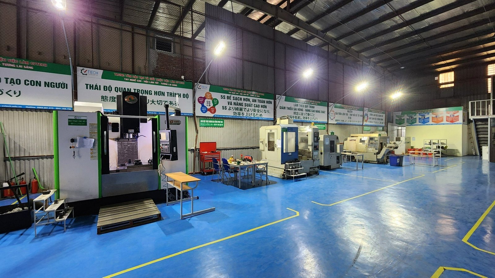 Khu thực hành với các máy CNC trong xưởng CVTECH