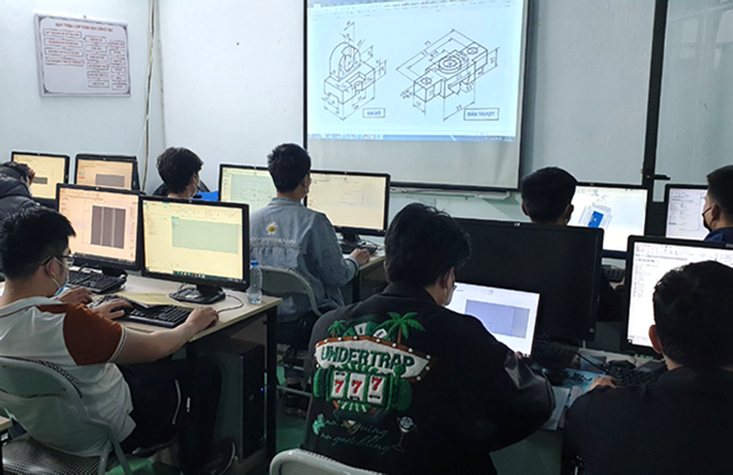 Lớp học thiết kế trên máy tính, màn chiếu hiện bản vẽ chi tiết