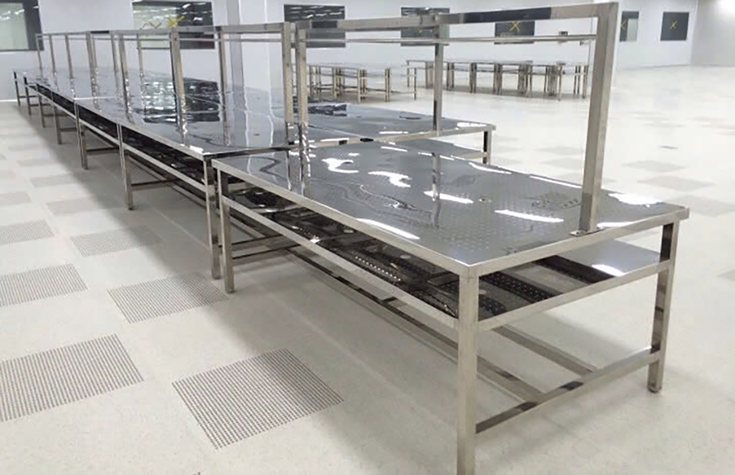 Dãy bàn thao tác inox trong nhà máy