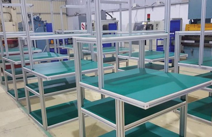 Bàn thao tác khung nhôm định hình mặt xanh