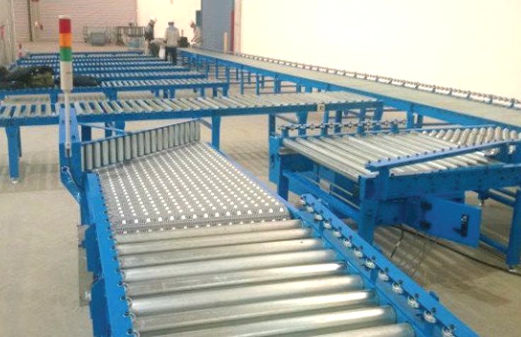 Hệ thống băng tải con lăn màu xanh
