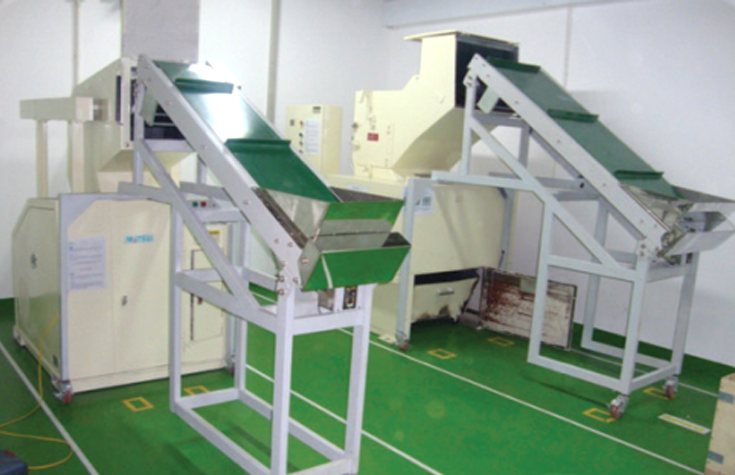 Băng tải nghiêng cấp liệu cho máy