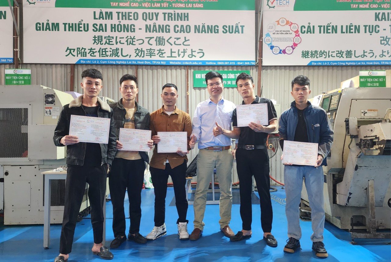 Nhóm học viên chụp ảnh sau khóa học tại xưởng