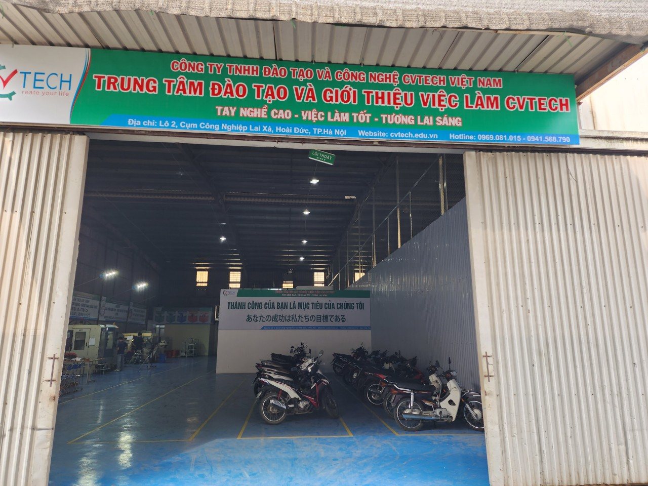 Cổng xưởng CVTECH với biển hiệu Trung tâm Đào tạo và Giới thiệu việc làm