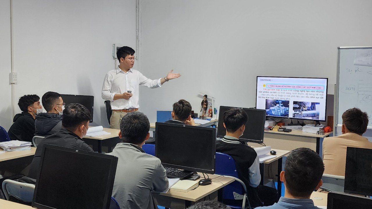 Giờ học lập trình trong phòng máy tính