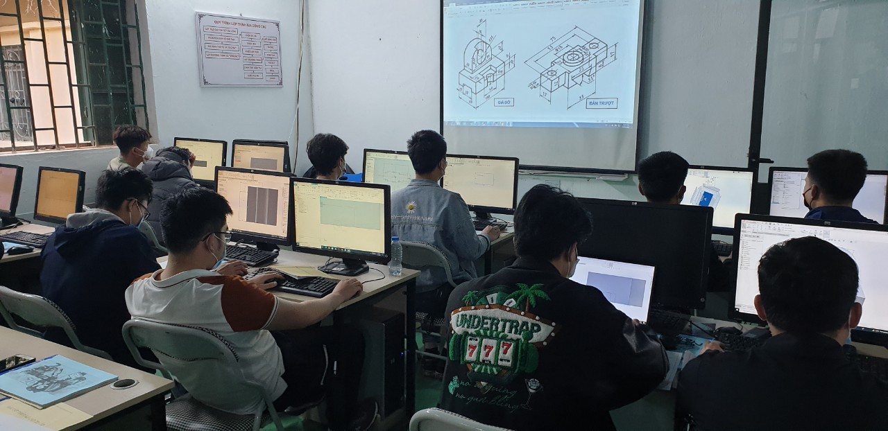 Phòng máy tính học lập trình CAM