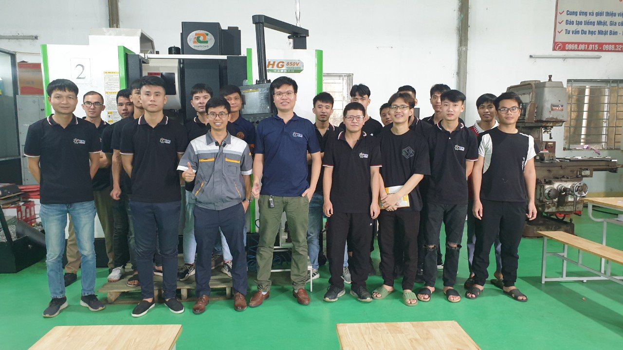 Ảnh tập thể lớp học viên áo đen, sàn xanh lá (ảnh cũ hơn) - liên hoan học viên cvtech