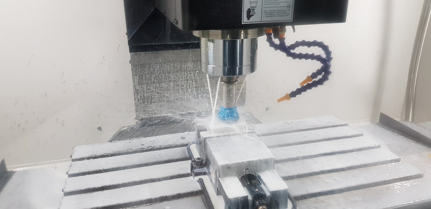 Dao phay CNC đang cắt chi tiết nhôm với nước làm mát