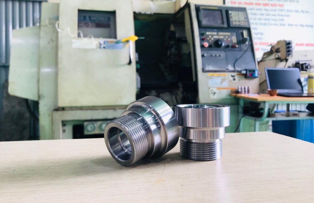 Chi tiết tiện có ren đặt trước máy tiện CNC