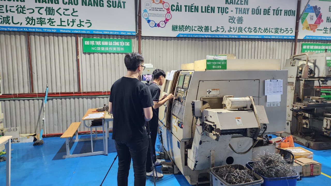 Học viên thao tác máy tiện CNC