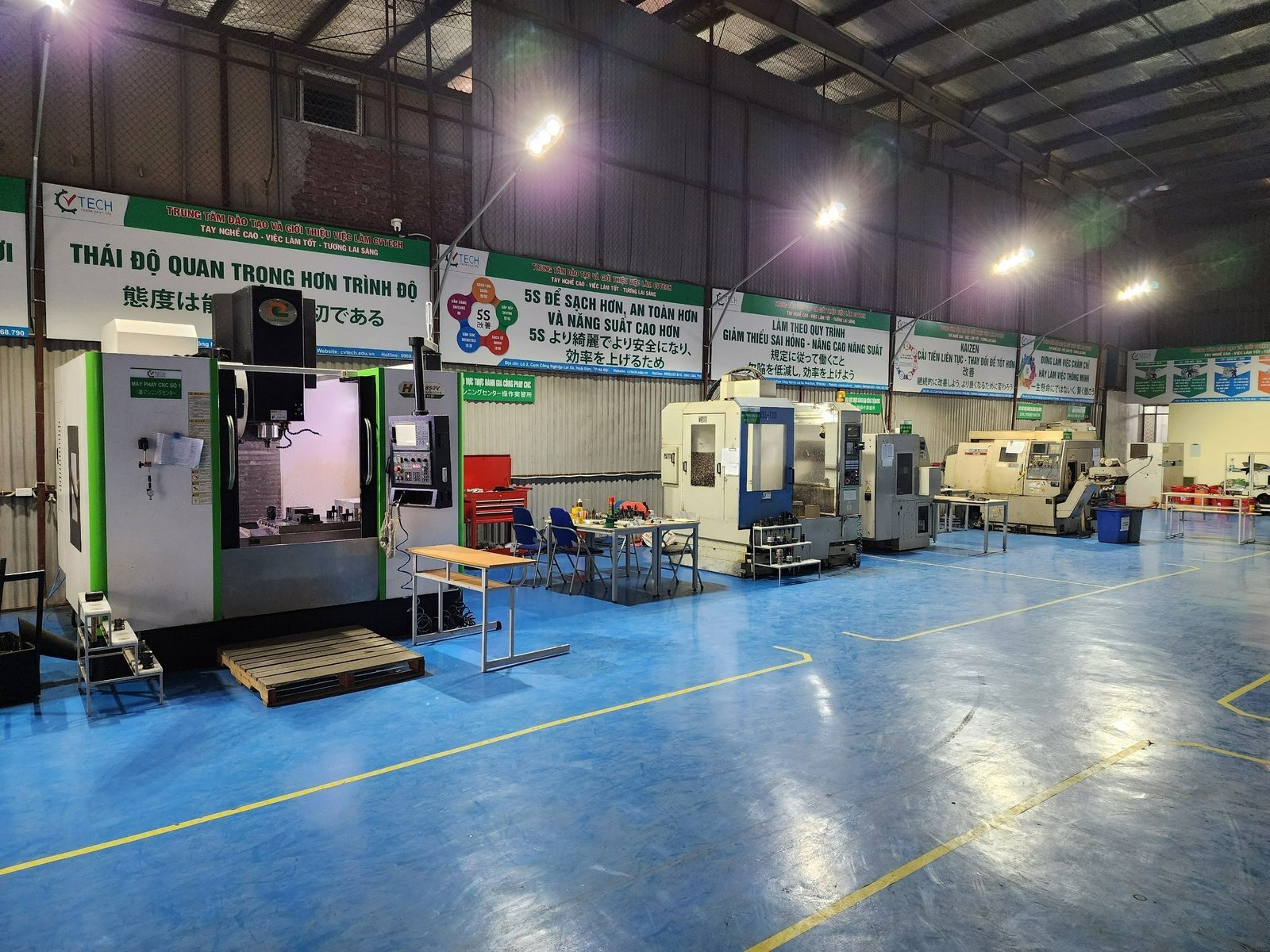 Xưởng gia công với máy phay CNC lớn và dãy máy phía sau